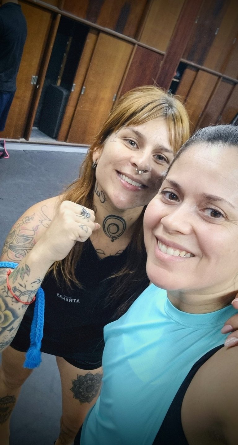 Muay thai avaré, academia com três mulheres treinando Muay Thai em Avaré.