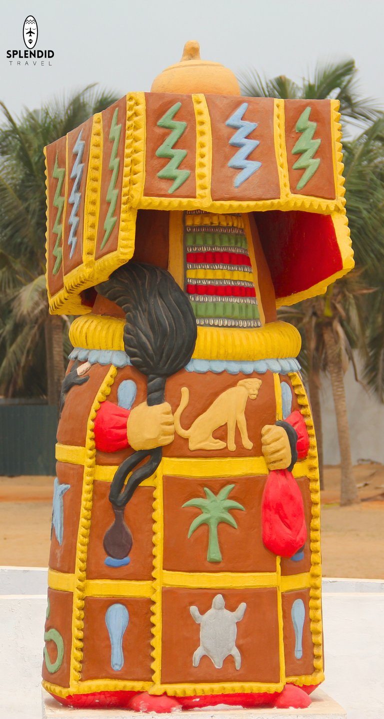 représentation  Egungun, Porte du Non-Retour, Ouidah