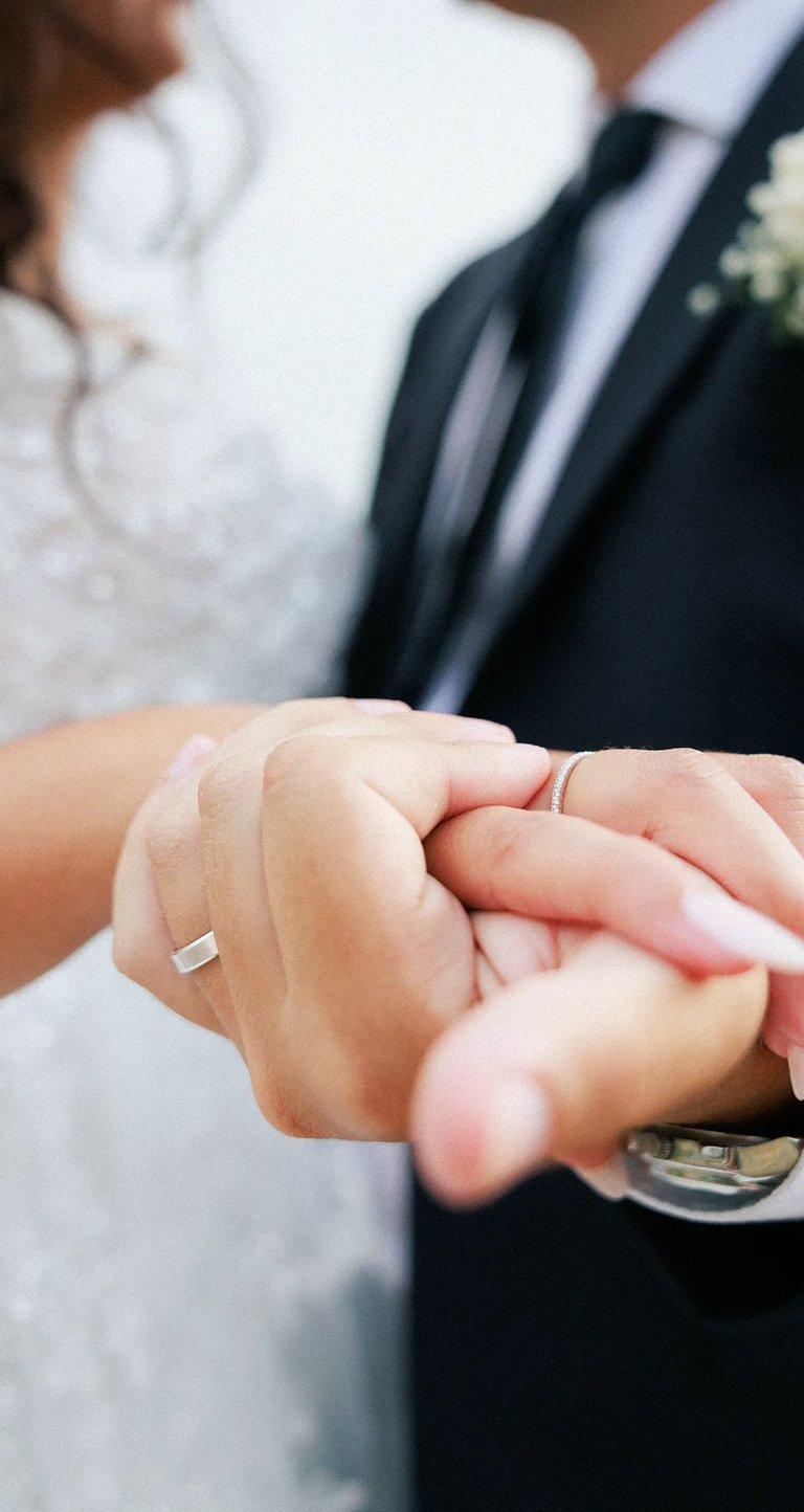 Photographie de détail sur les alliances des mariés par Romain DANIEL photographe aux Sables d'olonne