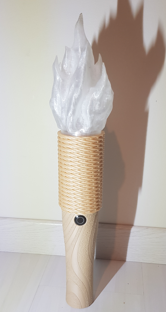 torche avec imitation d'une flamme corde torsadé manche veiné reproduisant le bois