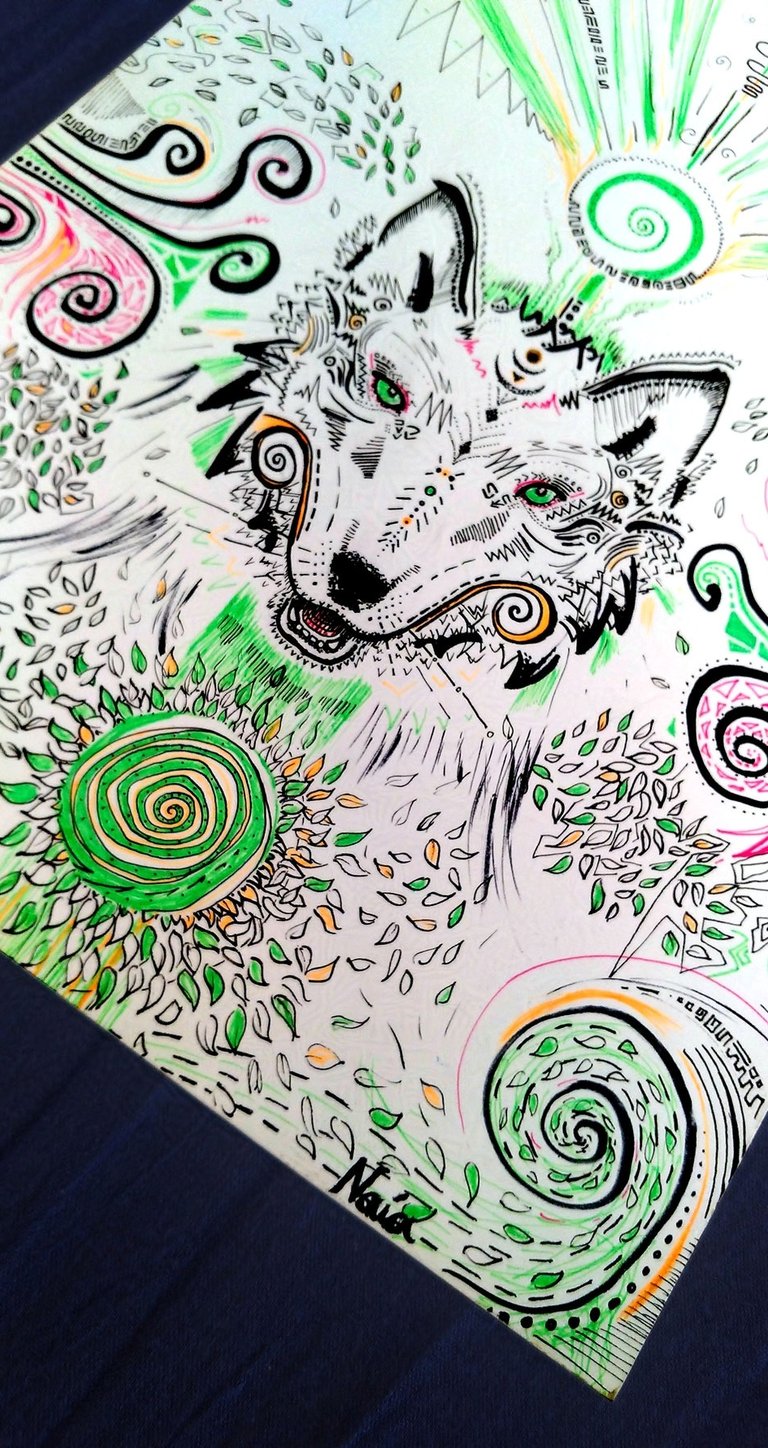illustration aux feutres fins représentant un loup ou un renard, avec des formes psychédéliues végétales