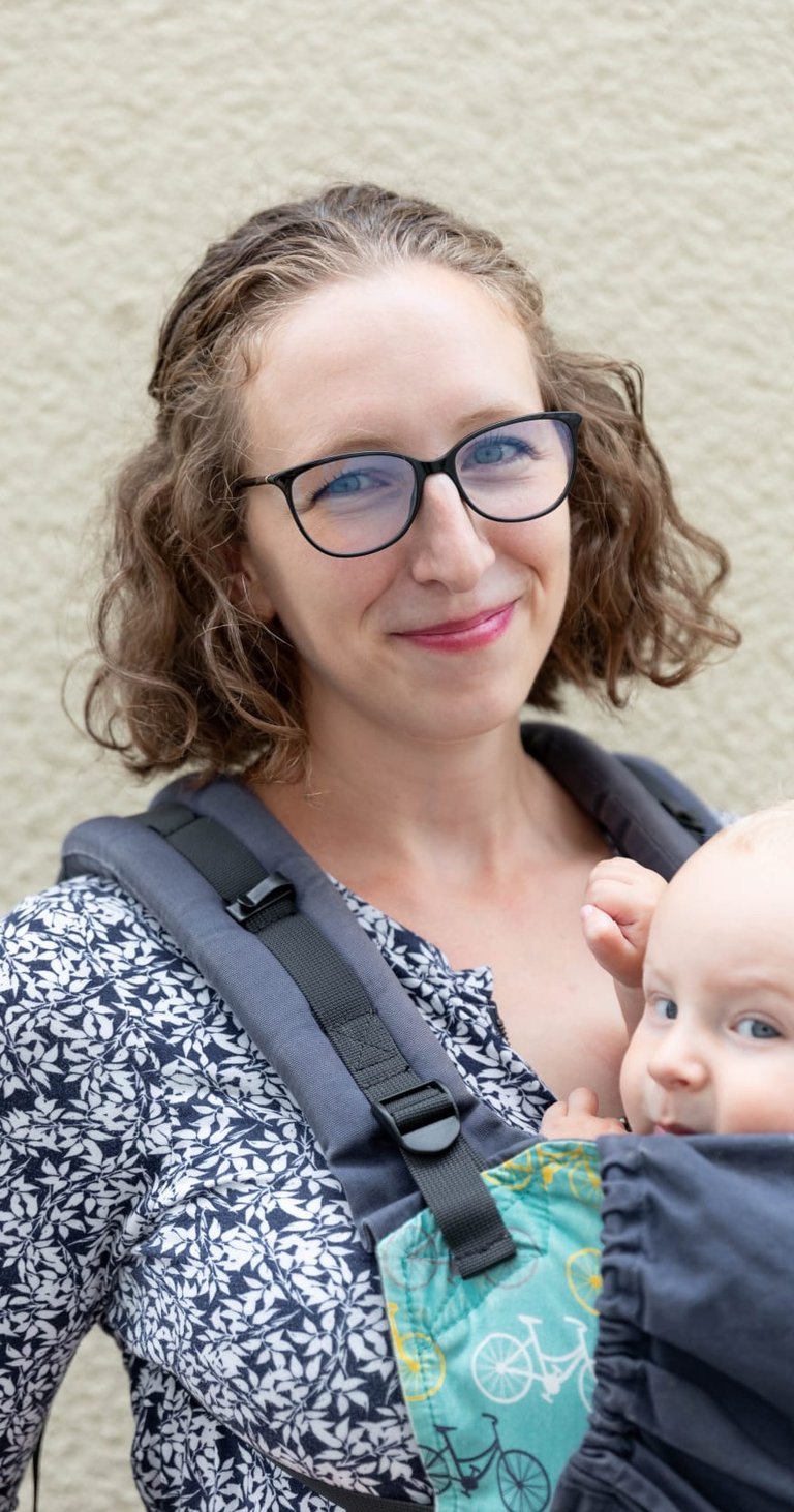 Elementarpädagogin mit dem Baby in der Trage lädt zur Babykursen in Wien ein