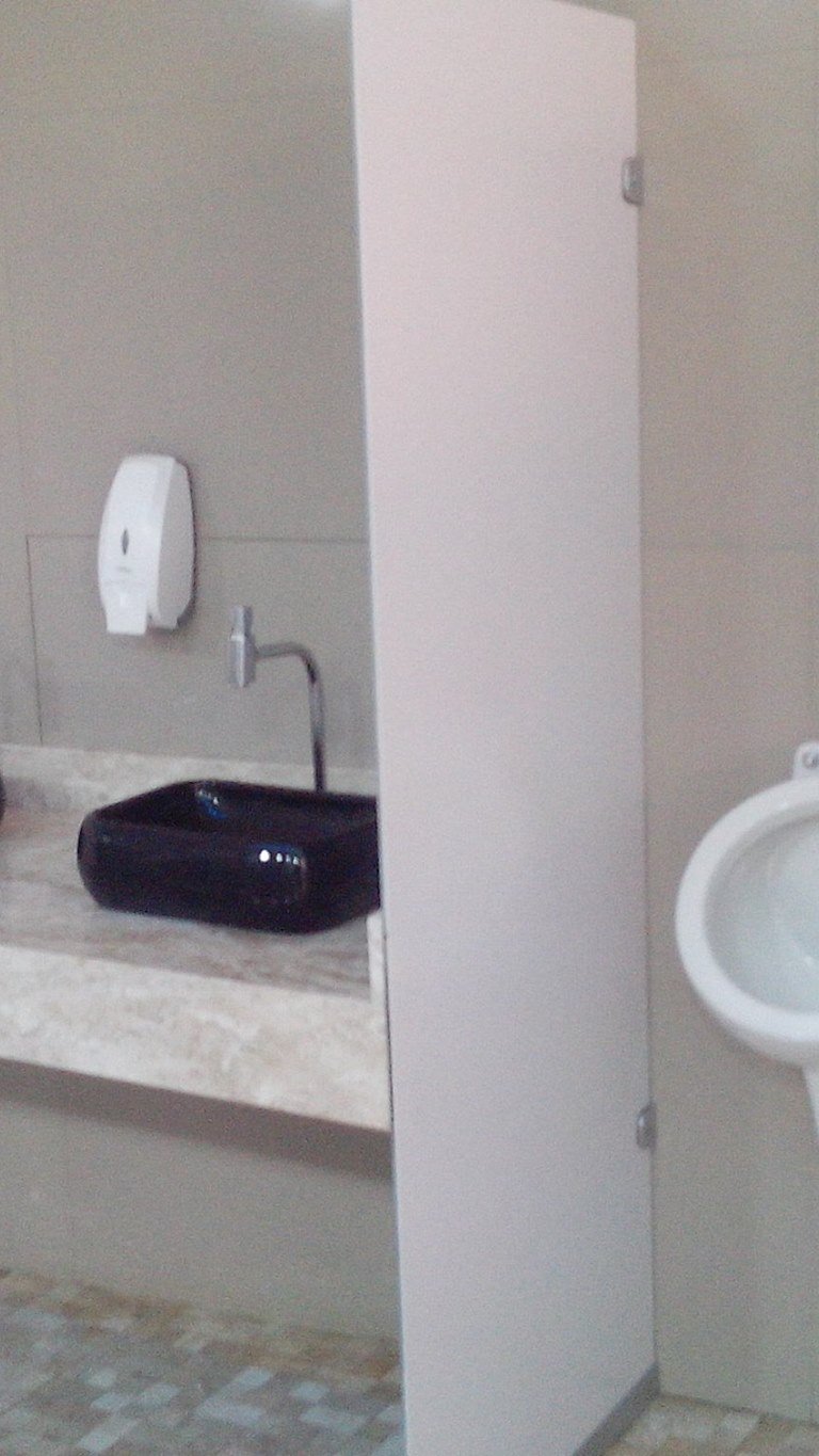 Banheiros no clube Aqua em cidade Ocidentaal