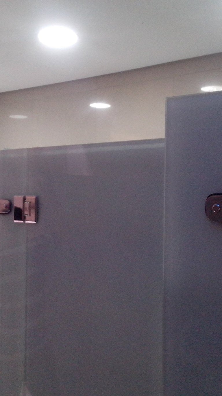 Banheiros no clube Aqua em cidade Ocidentaal