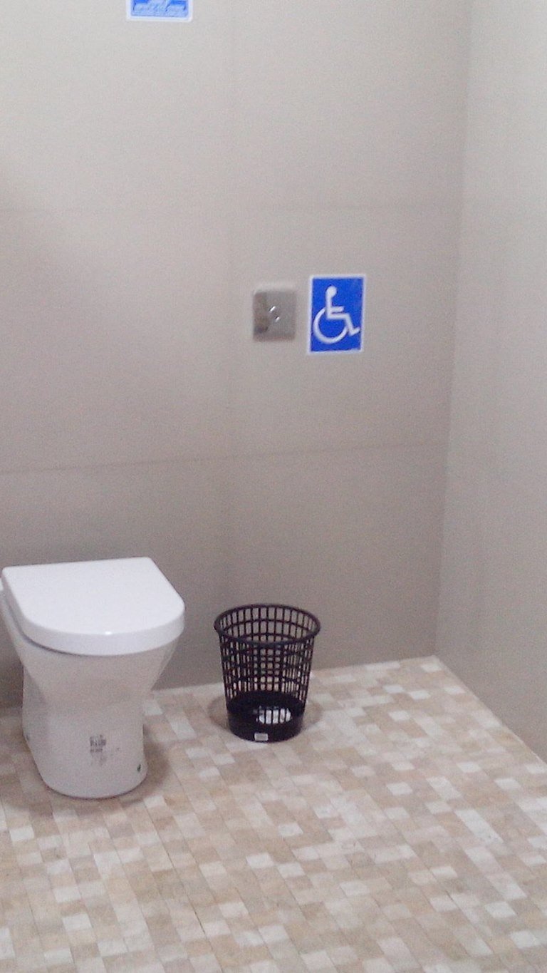 Banheiros no clube Aqua em cidade Ocidentaal