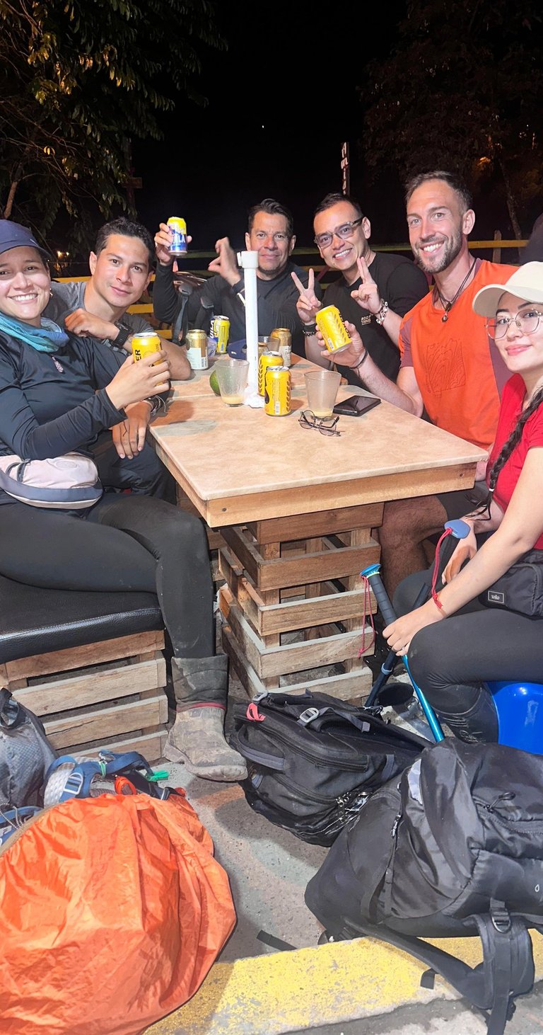 Senderistas abrazados y celebrando al finalizar la travesía de montaña.