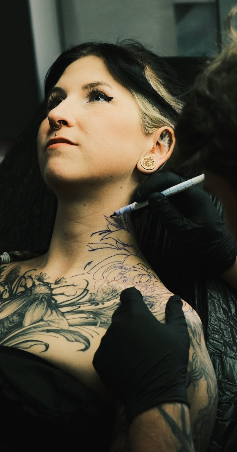 Detailaufnahme Hals Tattoo im Prozess fotografiert im Studio Stichpunkt Ibbenbüren