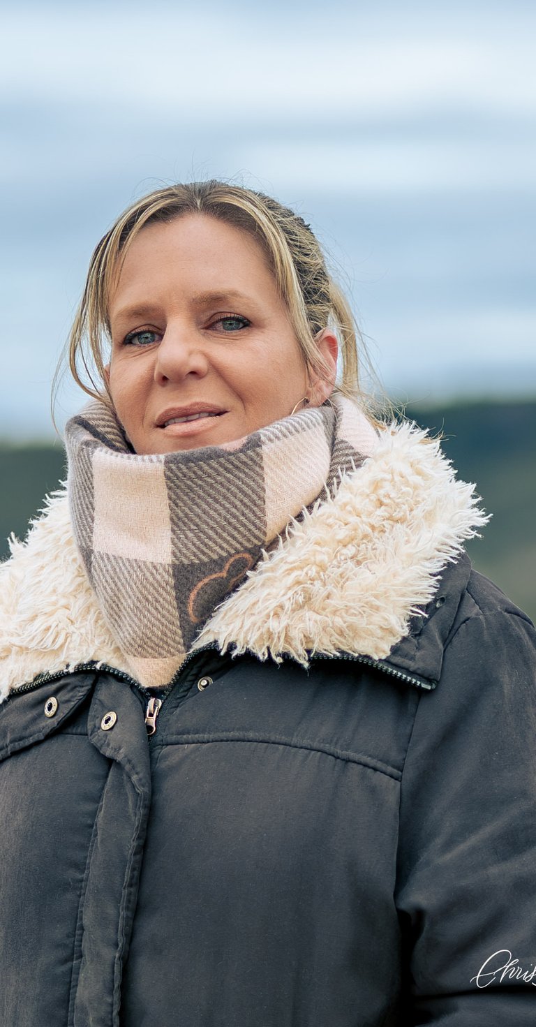 shooting photo d'un portrait a la montagne , pendant l'hiver , lumière naturelle. 66