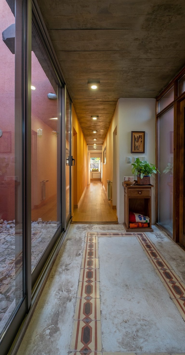 Hall de acceso a Casa Sucesiva. Espacio. Materia. Luz