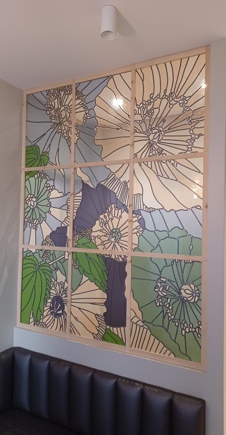 Verrière vitrail sur-mesure à motif floral — espace parisien