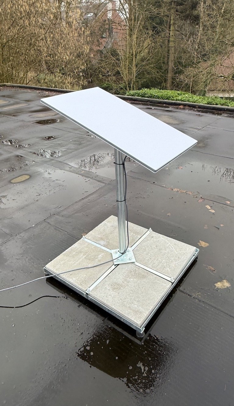 Antenne Starlink sur pied au sol