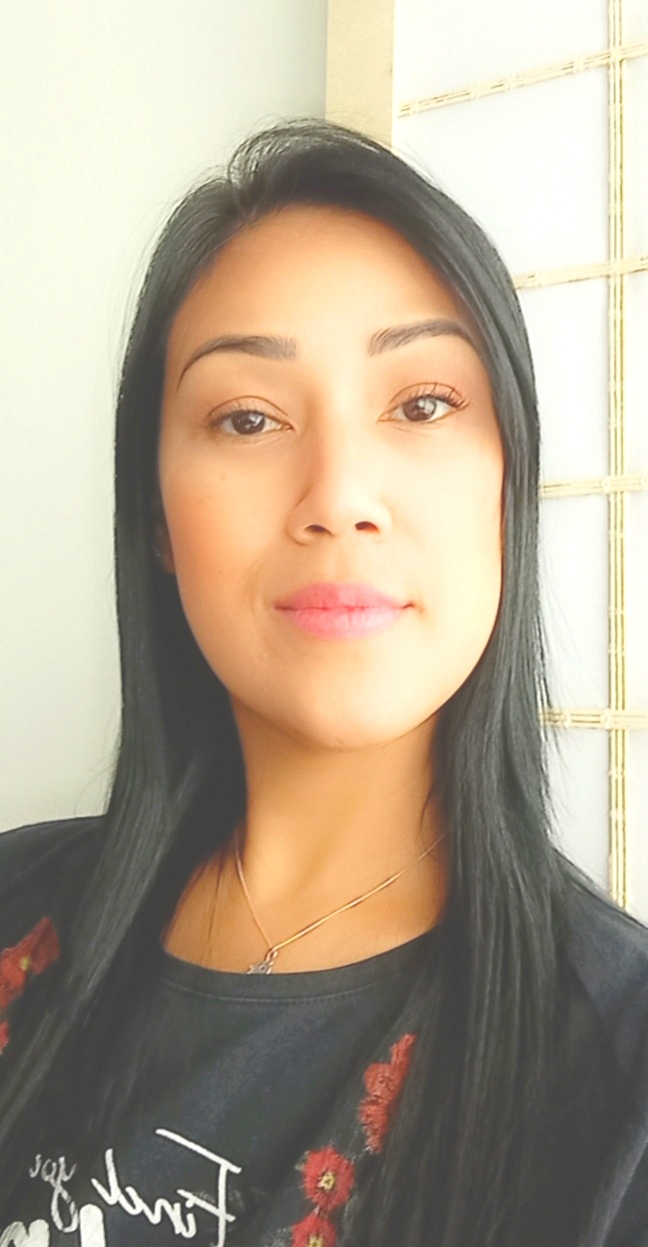 Retrato de uma mulher em estilo selfie, da cabeça aos ombros, em formato retrato três por quatro.