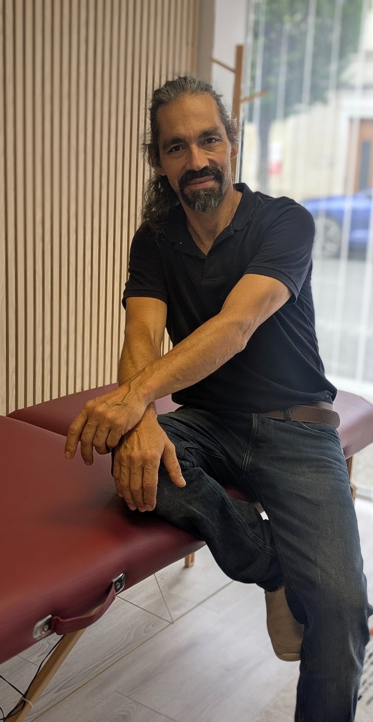 azevedo victor ostéothérapeute sitting on a table with a red tablecloth
