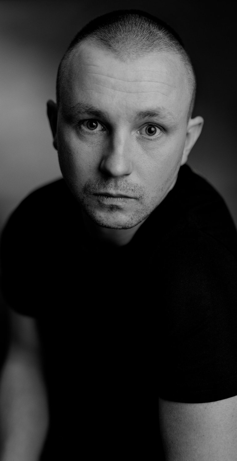 Sesja portretowa mężczyzny w studio w Opolu