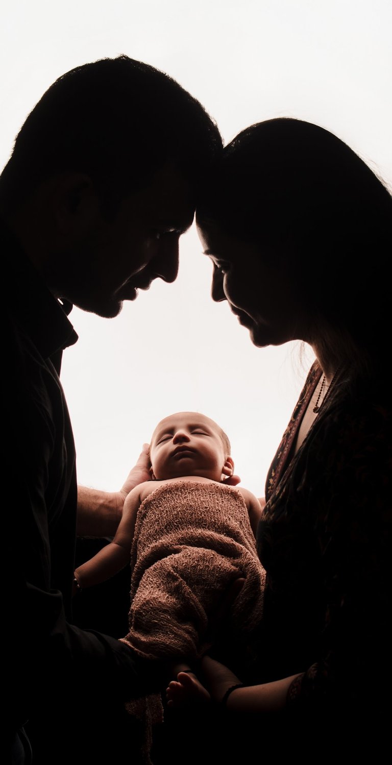 Wonderpose Photography. Newborn Photography. Mother fathr silhouette