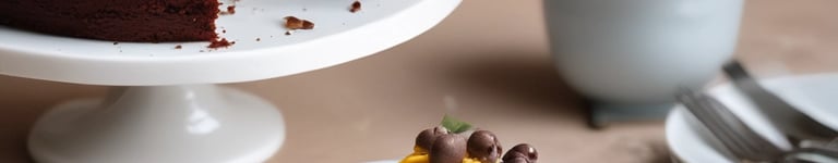 bolo de chocolate com recheio e cobertura de maracujá