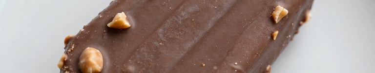 Picolé de banana com casquina de chocolate e amandoim