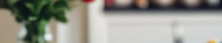 croissants dentro de pratos em cima de uma mesa