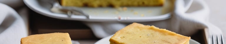 pedaços de bolo de fubá