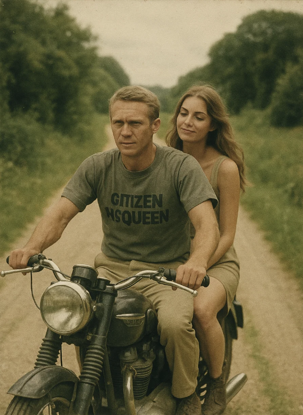 Un couple en balade sur une route de campagne en moto pour la journée mondiale.