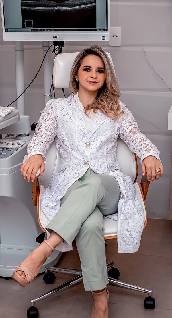 Dra. Nathália Madeira, oftalmologista especialista em cirurgia de catarata, vítreo e retina, sentada