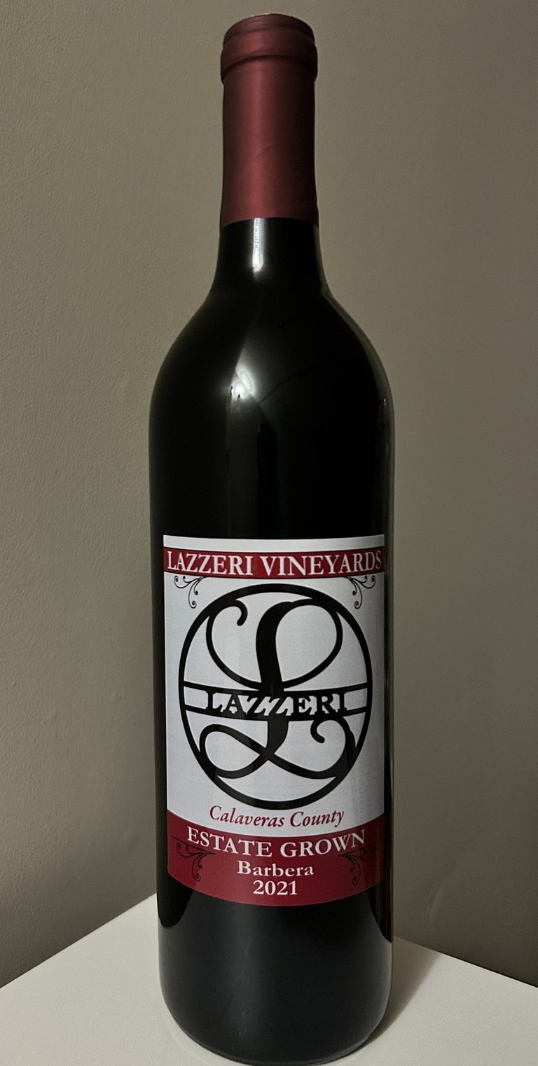 A bottle of rede wine.