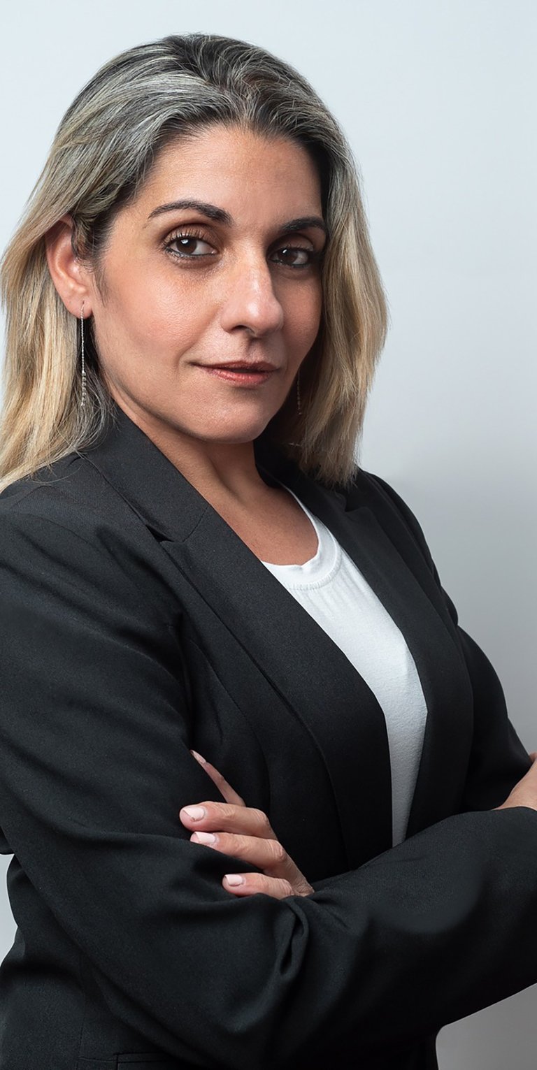 Headshot profesional de mujer sonriendo sobre fondo gris LazaStudioPro, 