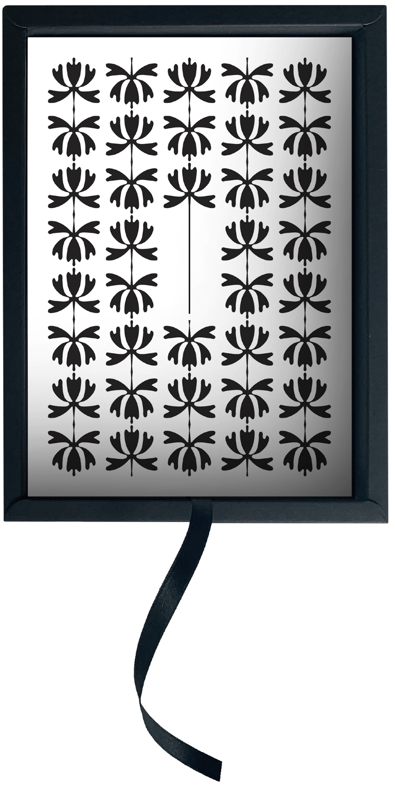 Geöffnetes Schmuckkästchen mit Schmuckband zur Entnahme des Inhalts