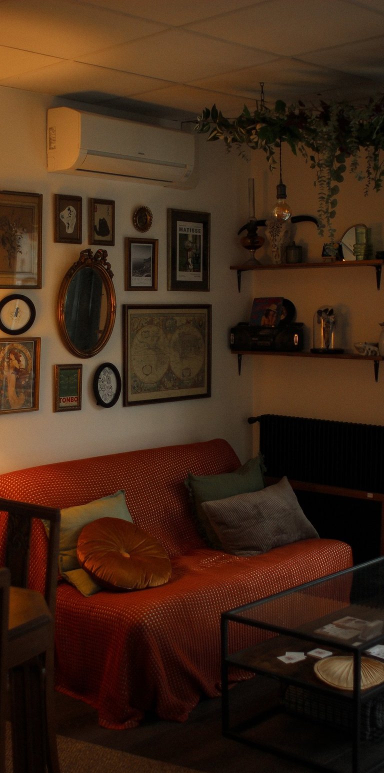 Photo de la salle d'accueil du salon de tatouage Les Vilaines, le tout dans une ambiance vintage 