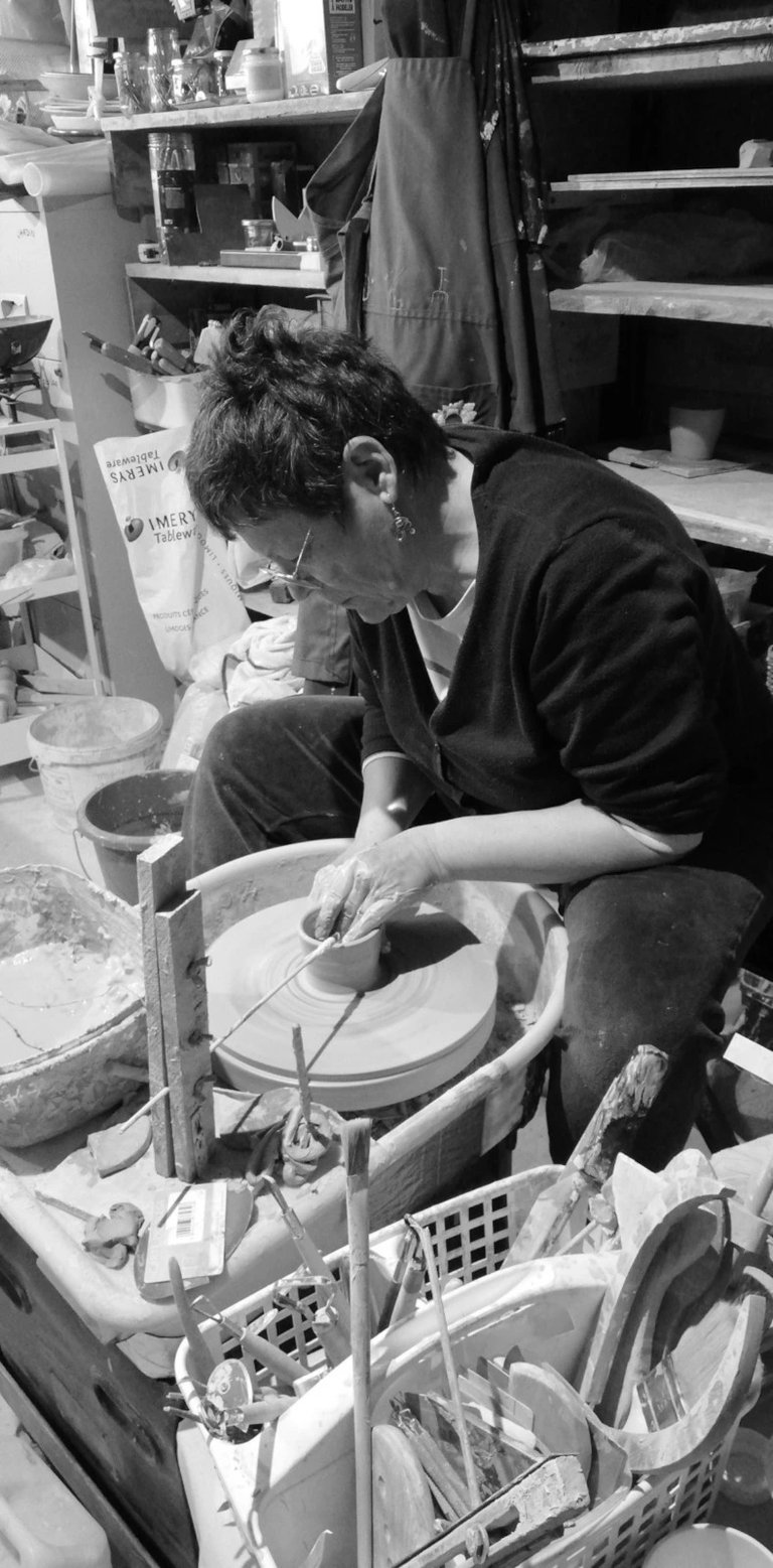 Potière au tour dans son atelier, Véronique Terre à terre