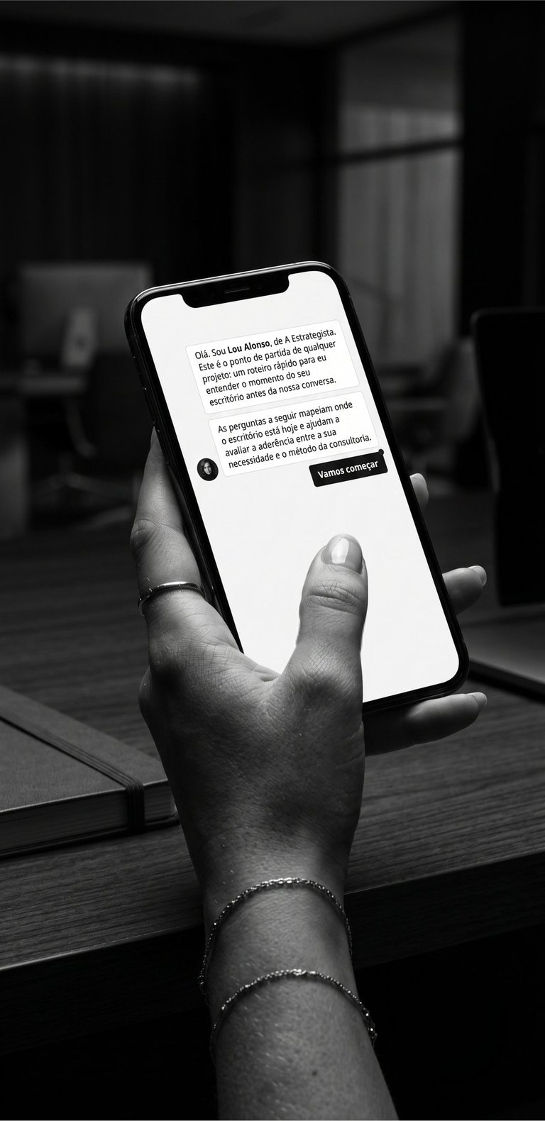 Chat com A Estratategista em tela de celular