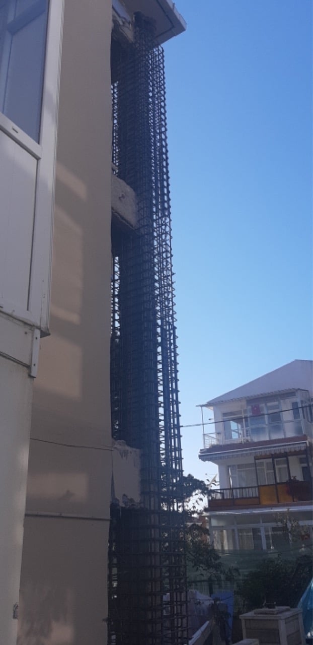 Bir yapının güçlendirme ve onarım aşamalarını gösteren fotoğraf.