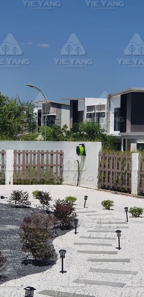 Modern garden with white gravel, stepping stones and garden lights – Yie Yang Landscape