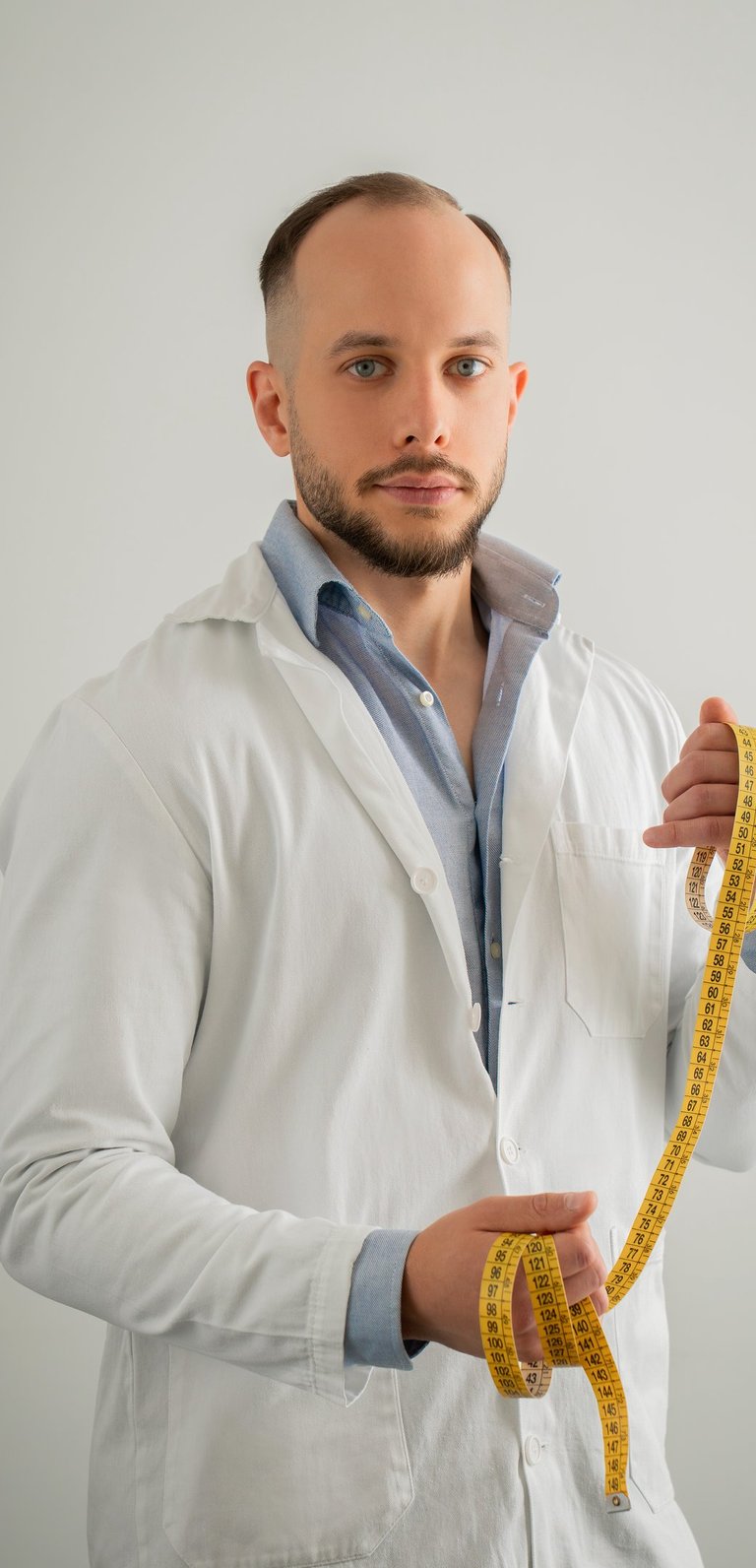 Biologo Nutrizionista che sorregge un metro per le misure antropometriche per la dieta