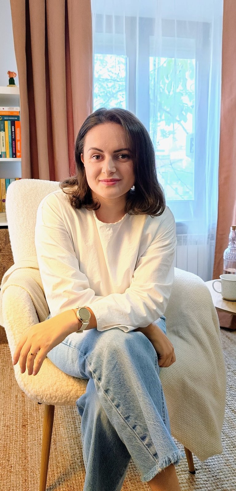 Alina Diaconu, psihoterapeut acreditat în București, în cabinetul său.