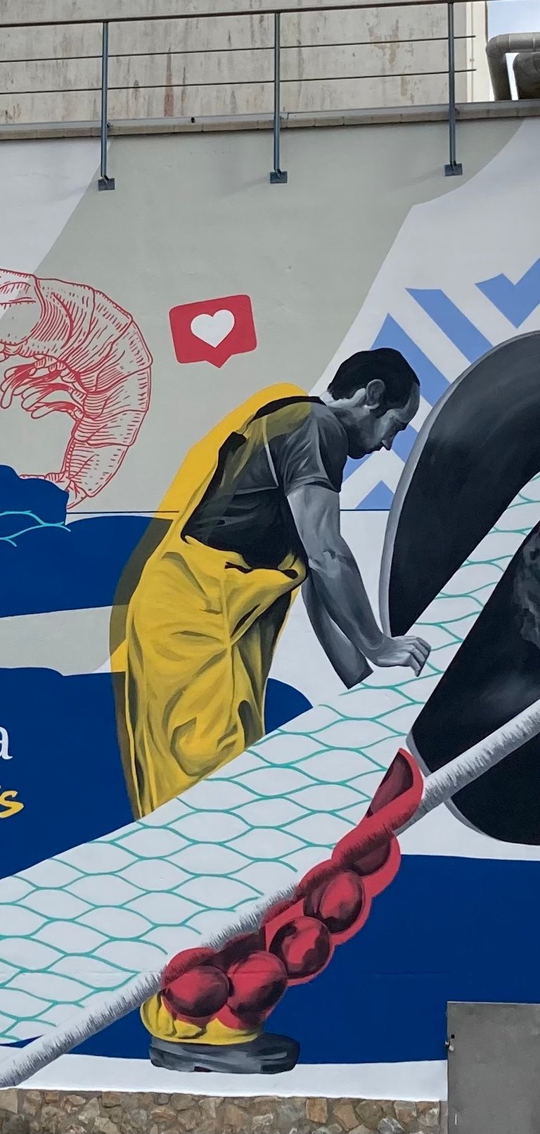 Fachada decorada con pintura plástica, obra de estilo figurativo contemporáneo. Gran superficie.