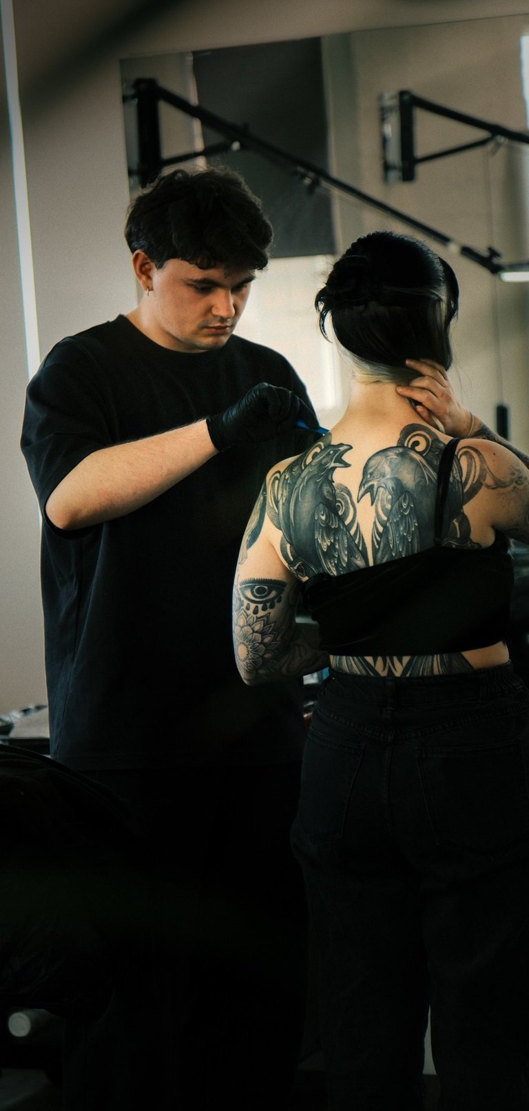  Fotograf bei Tattoo Shooting im Studio Ibbenbüren mit Fokus auf Rücken Tattoo
