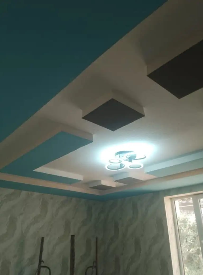 Spušteni plafon s više elemenata