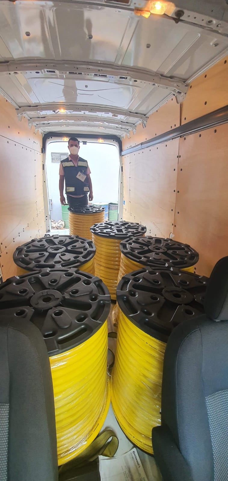 camioneta llena de rollos de manguera gorilla