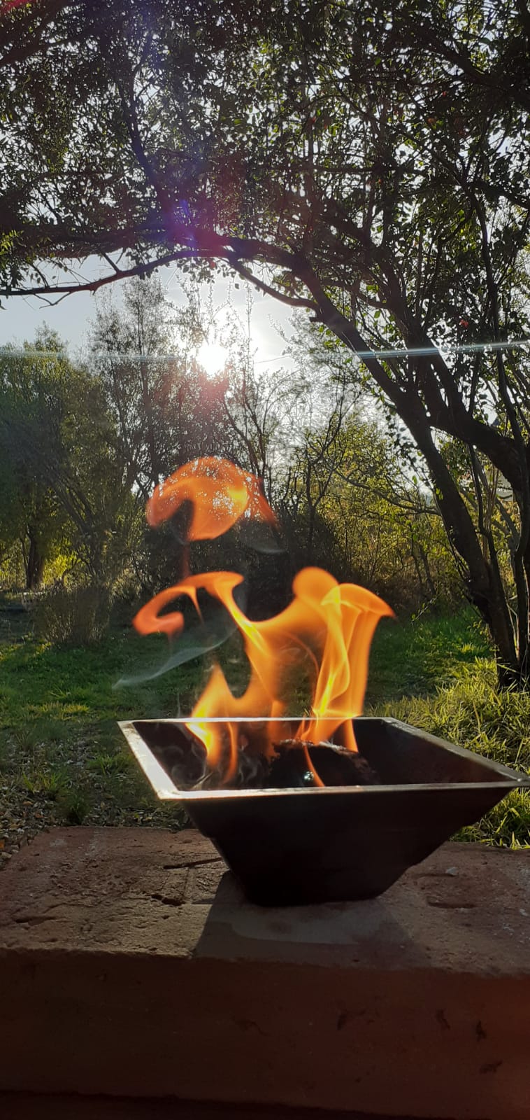 fuego sagrado agnihotra en piramide de cobre salida y puesta de sol vedas purificación de atmósfera