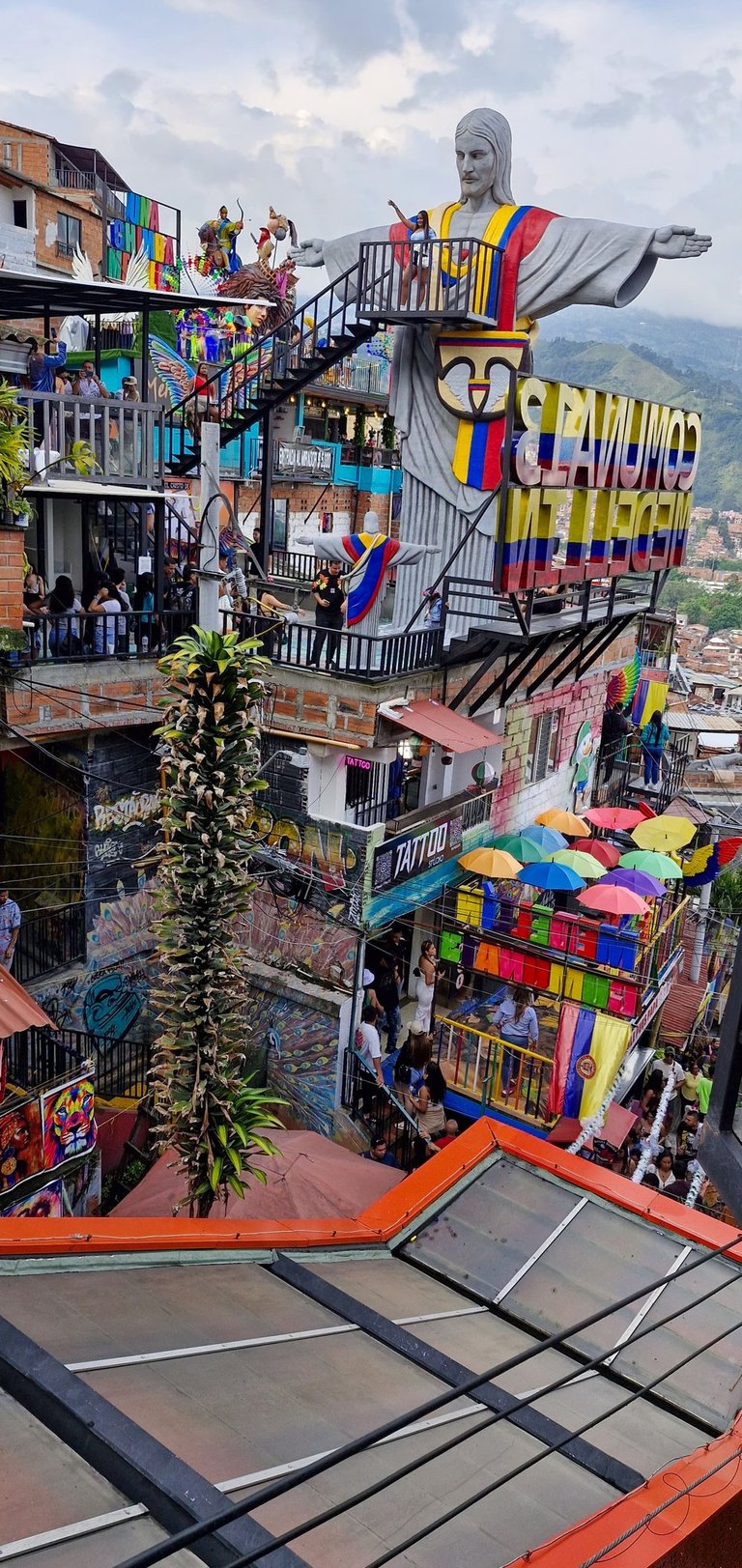 nuevo mirador de cristo en el graffiti tour medellin