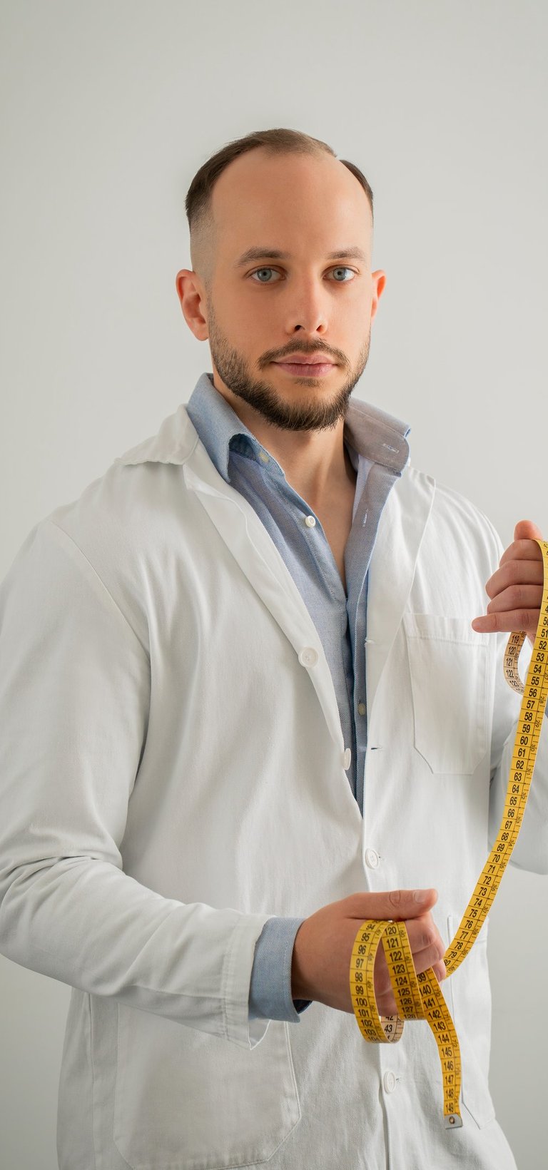 Biologo Nutrizionista che sorregge un metro per le misure antropometriche per la dieta