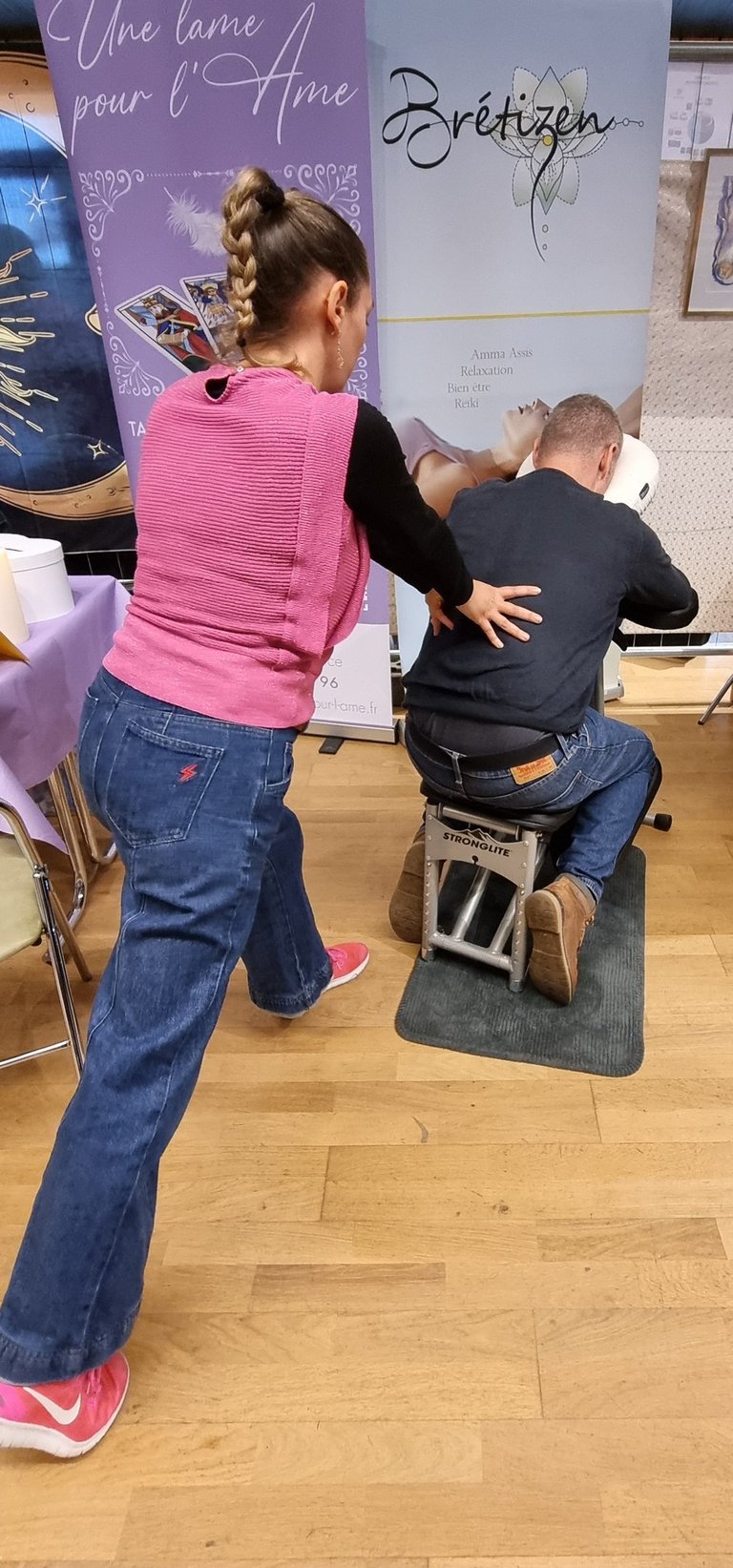 Massage Amma Assis réalisé par Marlène vu de dos lors d'un événementiel