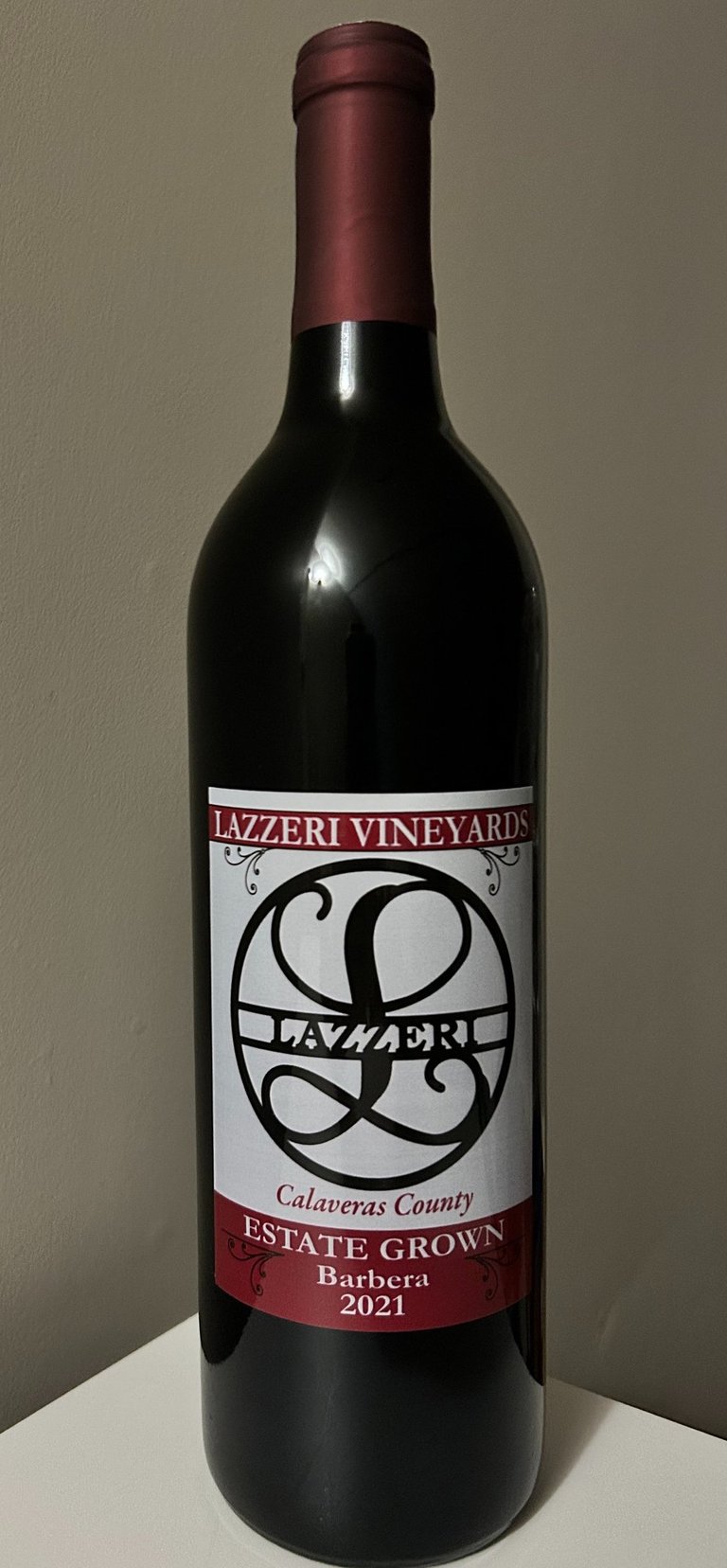 A bottle of rede wine.