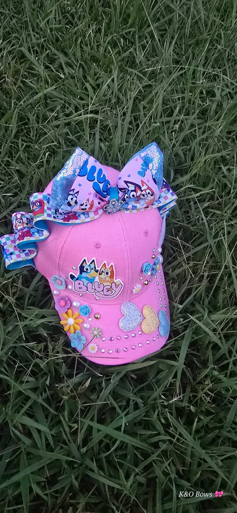 gorra rosada de perritos con moño y piedritas decorativas