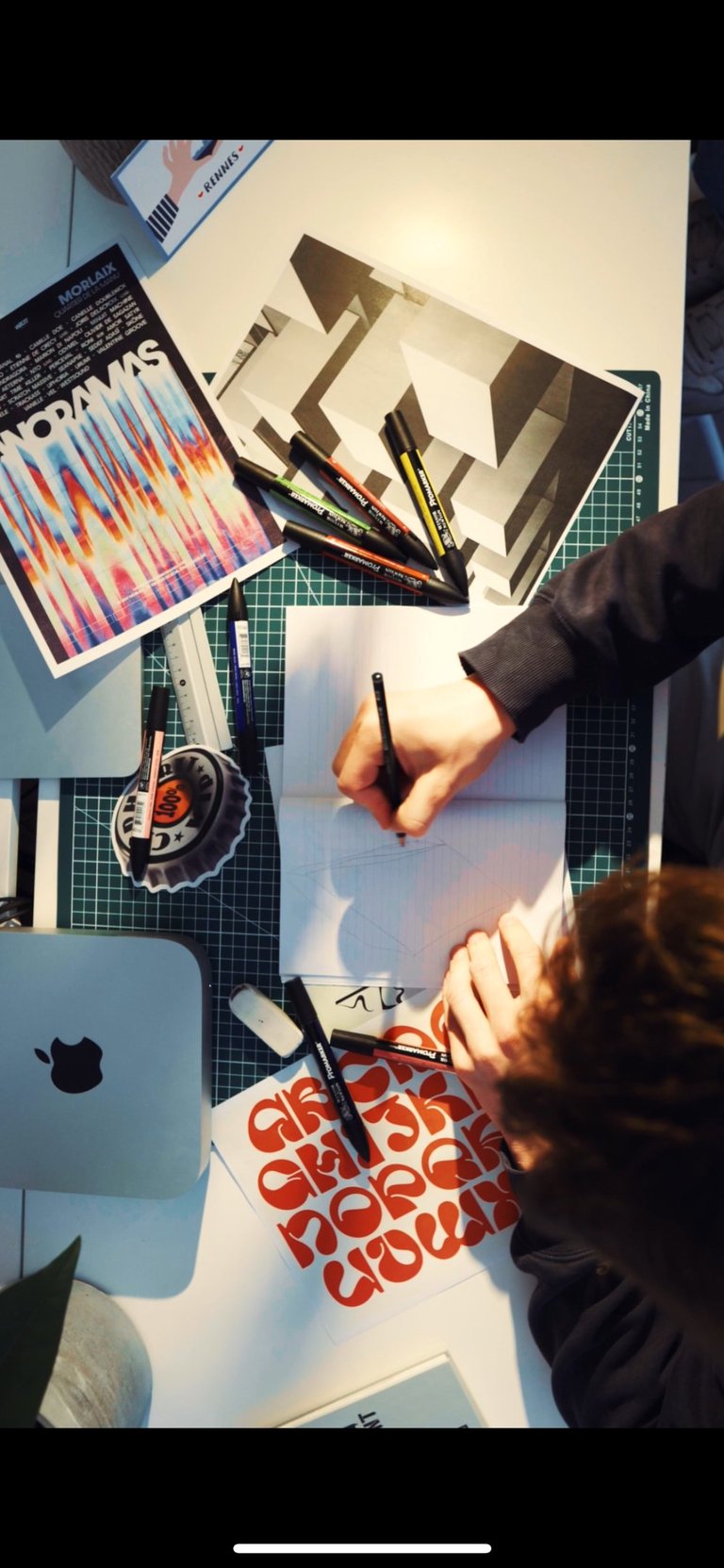 Studio de design graphique et direction artistique vue du dessus entrain de travailler