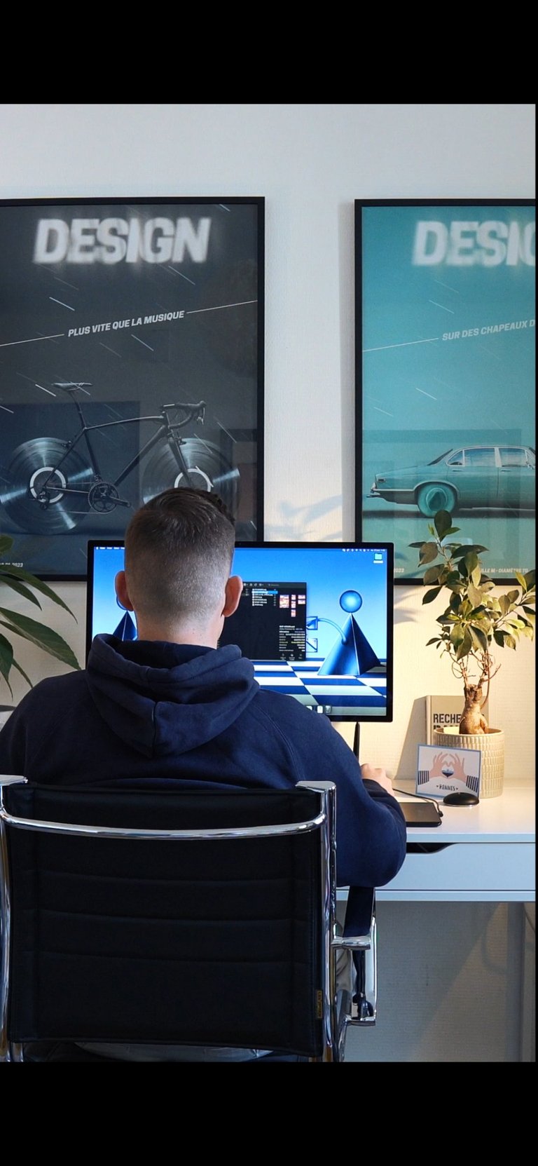 Studio de design graphique et de direction artistique, vue des bureau avec une personne travaillant 