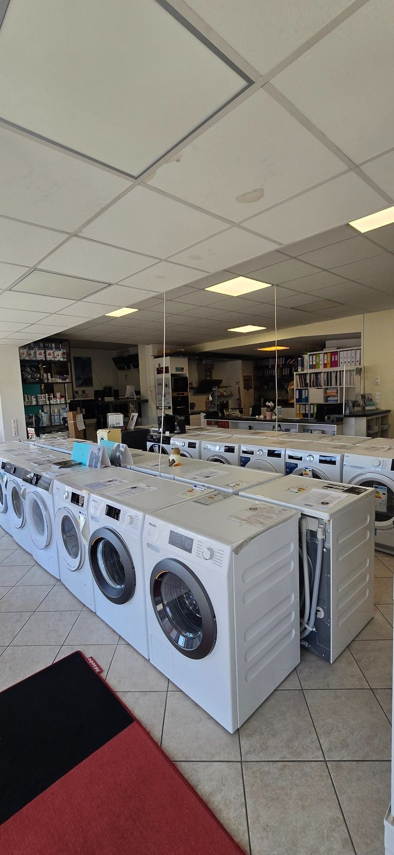 Ein Ausstellungsraum mit Waschmaschinen, Trocknern und Spülmaschinen