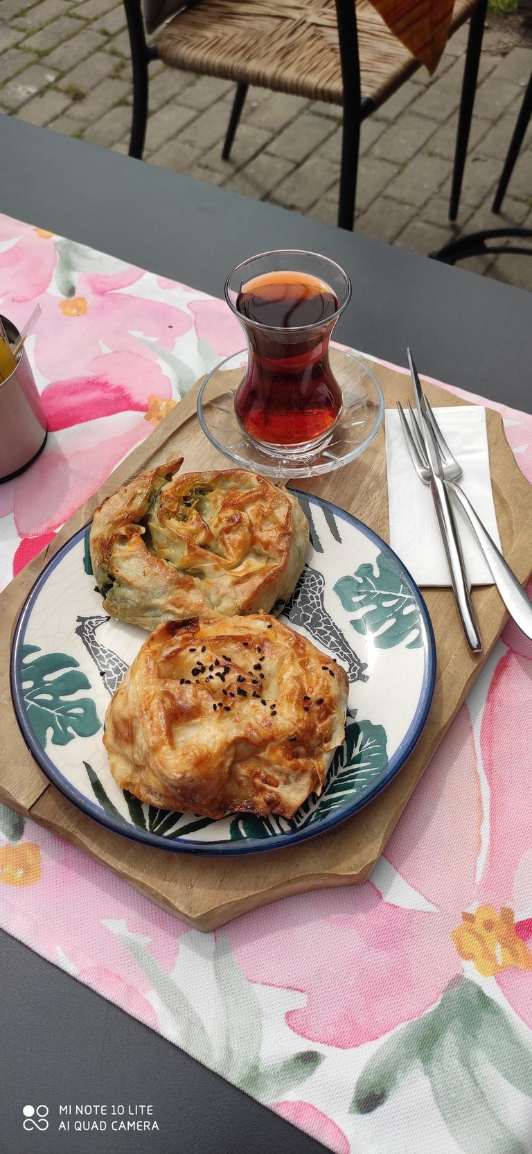 cay ve tabakta börek olan masa