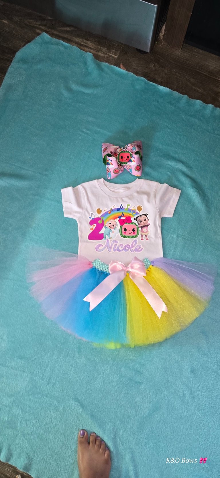 camisa de cocomelon y tutu de tull y moño que hace juego